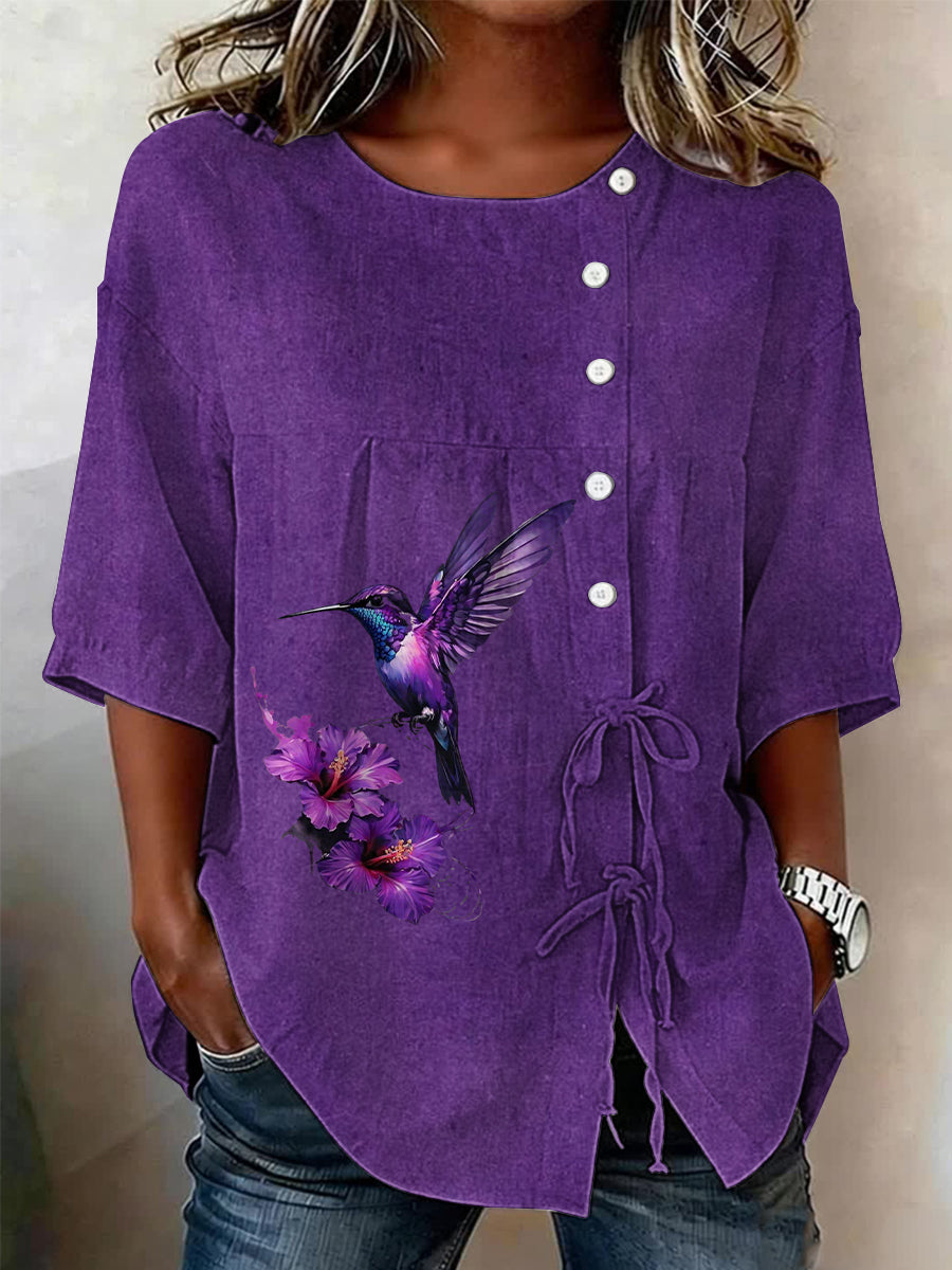 Damebluse med plantemotiver og blomster, knappet og i lindåbning