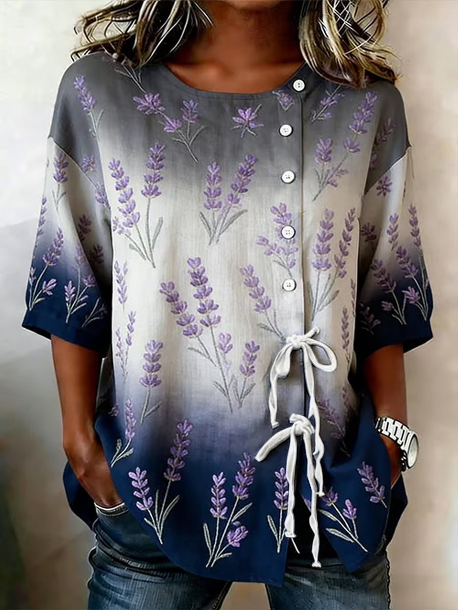 Damebluse i lilla med blomstermotiv, knapper og i et lærredsblandingssnit