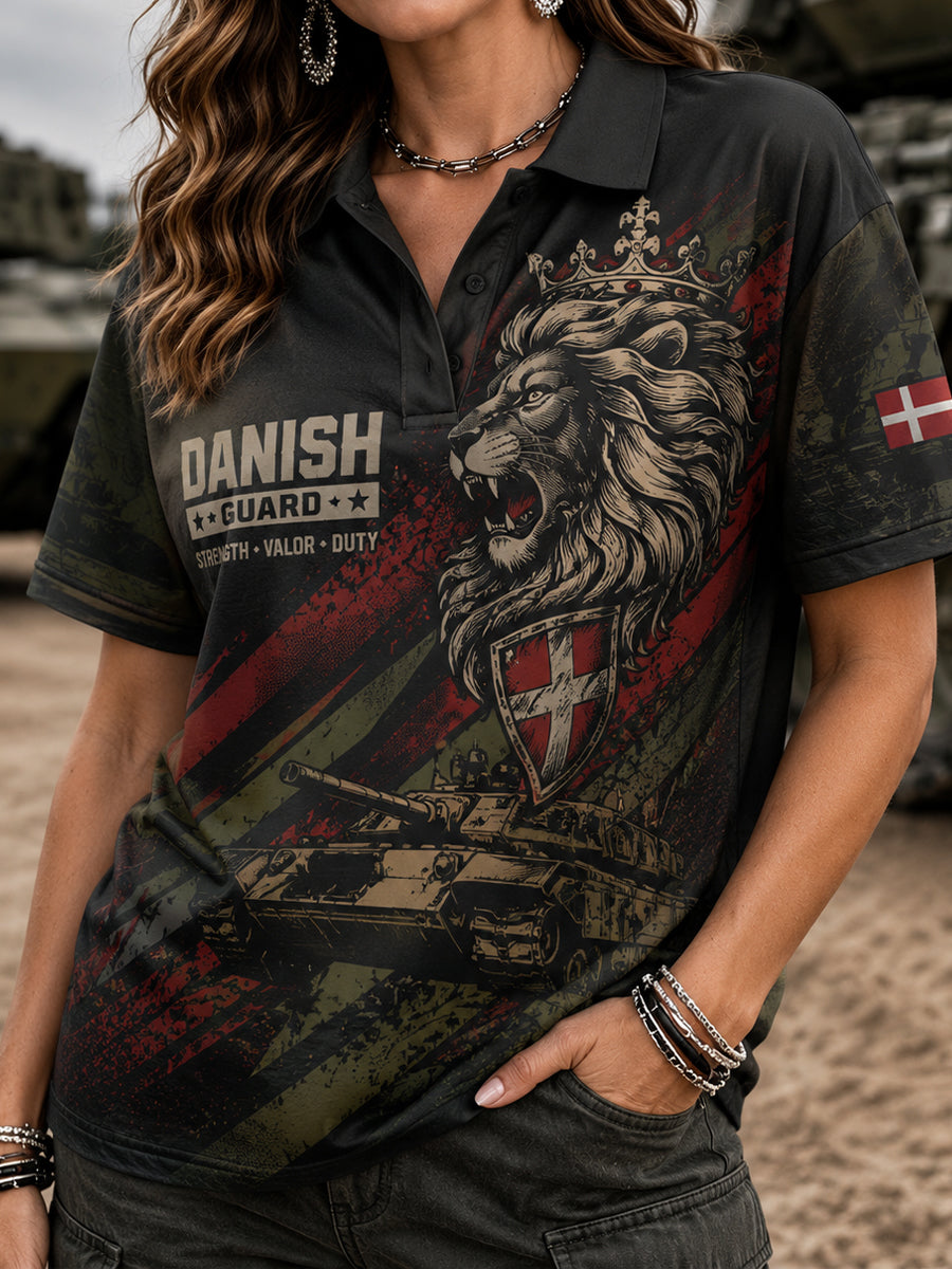 Damepolo med korte ærmer og vintage militærstilsmotiv