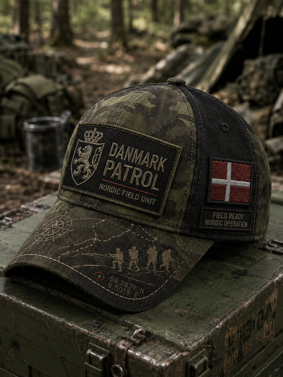 Hat med militærmotiv i vintagestil