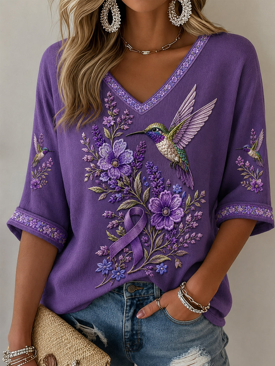 Dame-T-shirt med lilla blomster- og kolibri-print, halværmede ærmer og V-udskæring til støtte for alzheimersbevidsthed