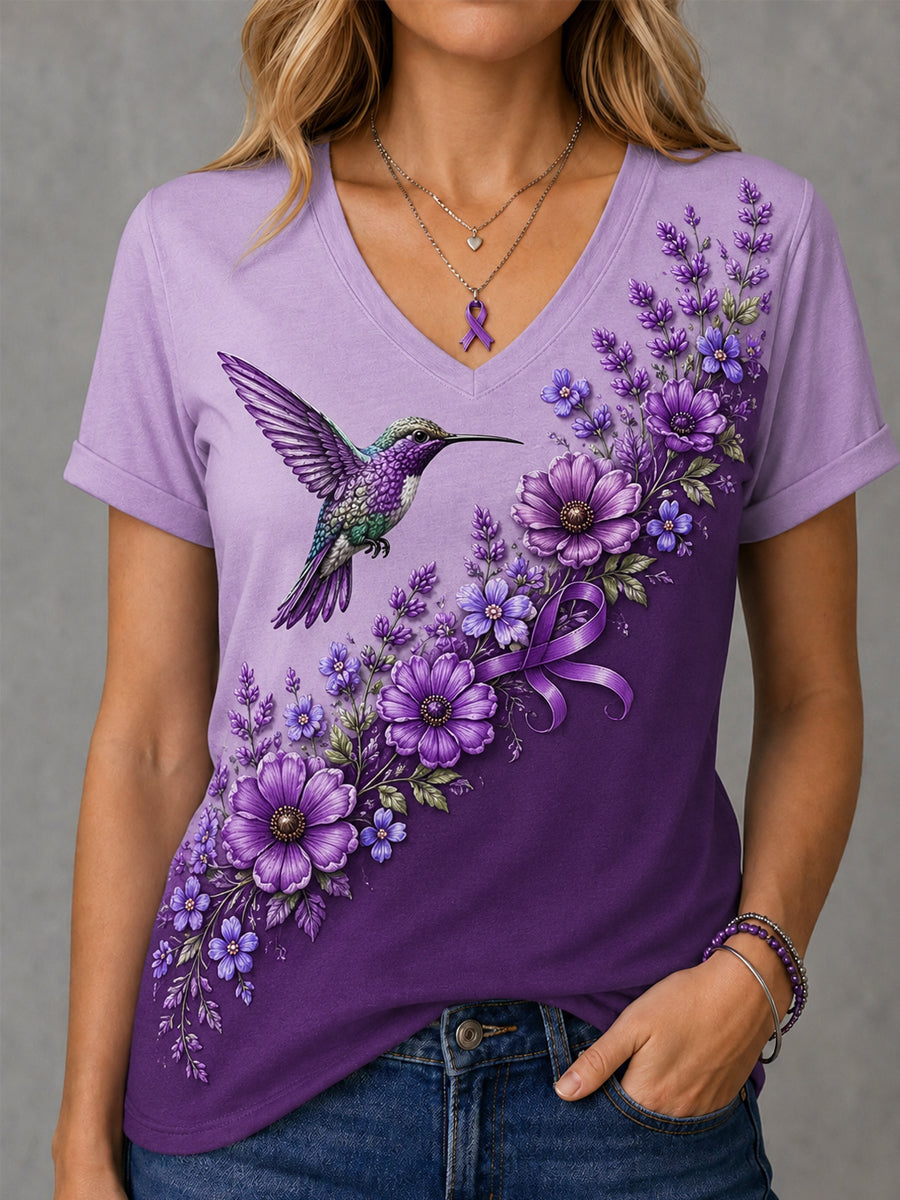 Dame-T-shirt med lilla blomster- og kolibri-print til støtte for alzheimers-håndteringen, med V‑udskæring