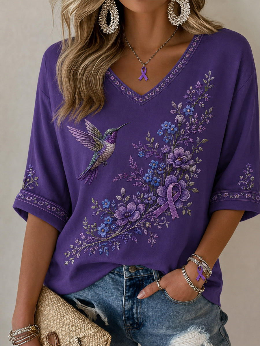 Dame-T-shirt med lilla blomster- og kolibri-print, halværmet og V‑udskæring, til støtte for alzheimers-indsatsen