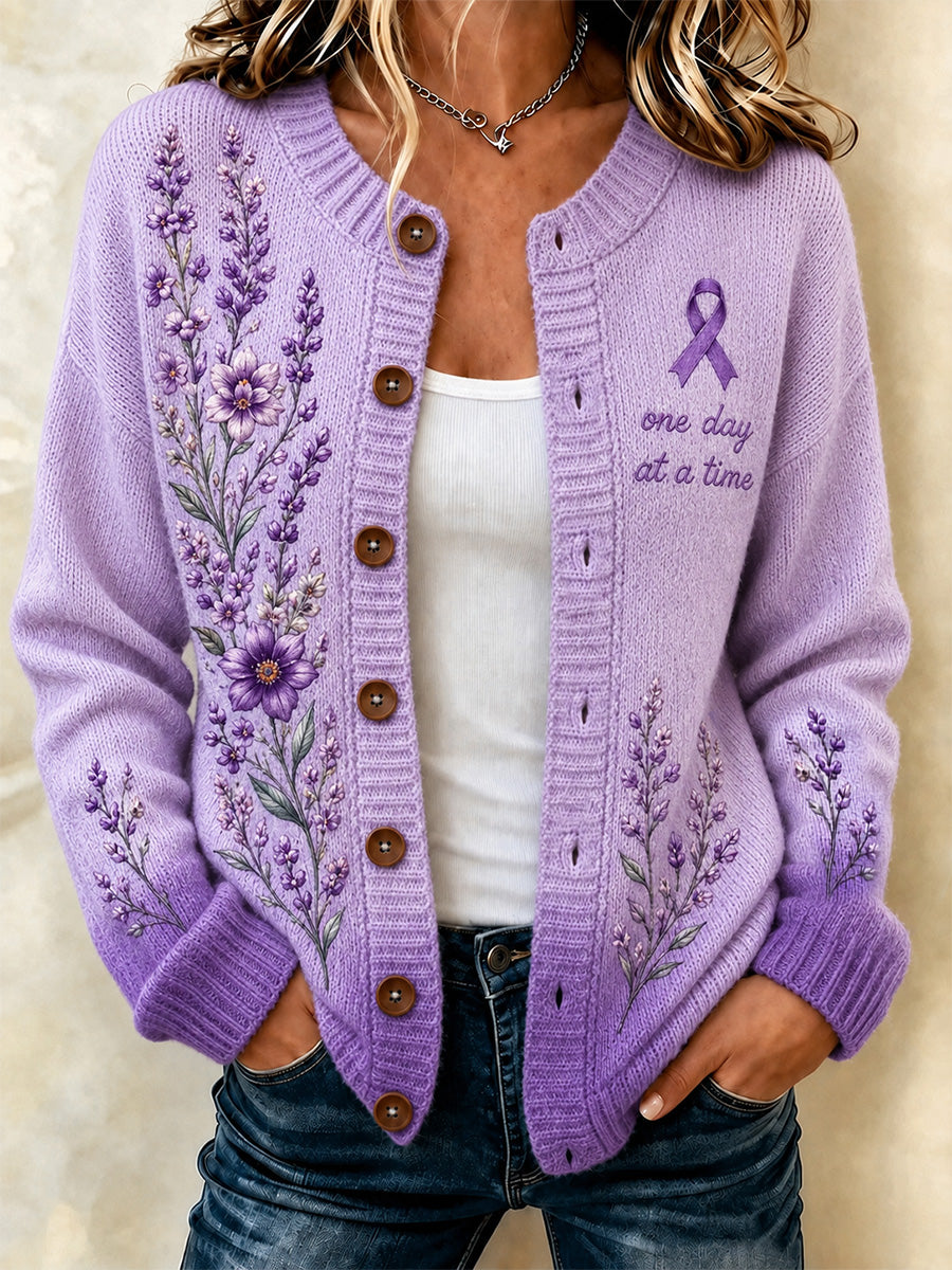 Damecardigan med lilla blomster- og Alzheimers-bevidsthedsprint