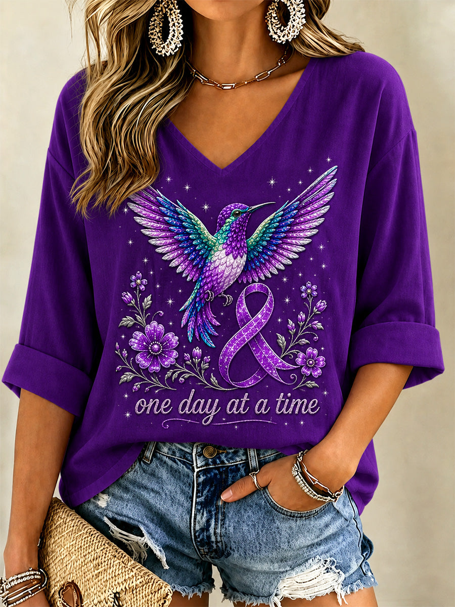 Dame-T-shirt med lilla blomster- og kolibri-print til støtte for alzheimers-bevidsthed, med V-udskæring