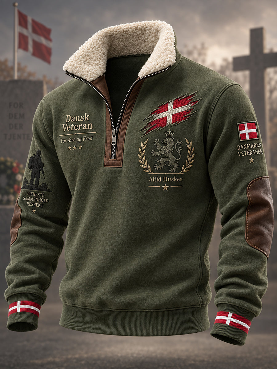 Mandlig grafisk t-shirt med standkrave og lynlås samt lange ærmer til minde om veteraner