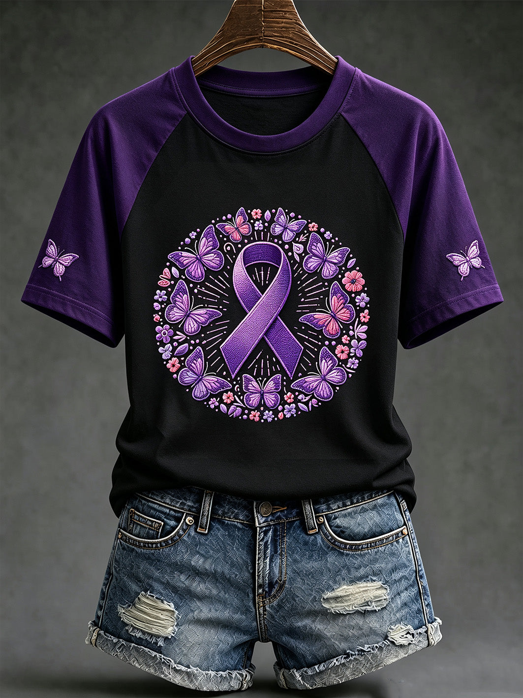 Dame T-shirt i lilla med anti-cancer-motiv, afslappet stil og korte ærmer