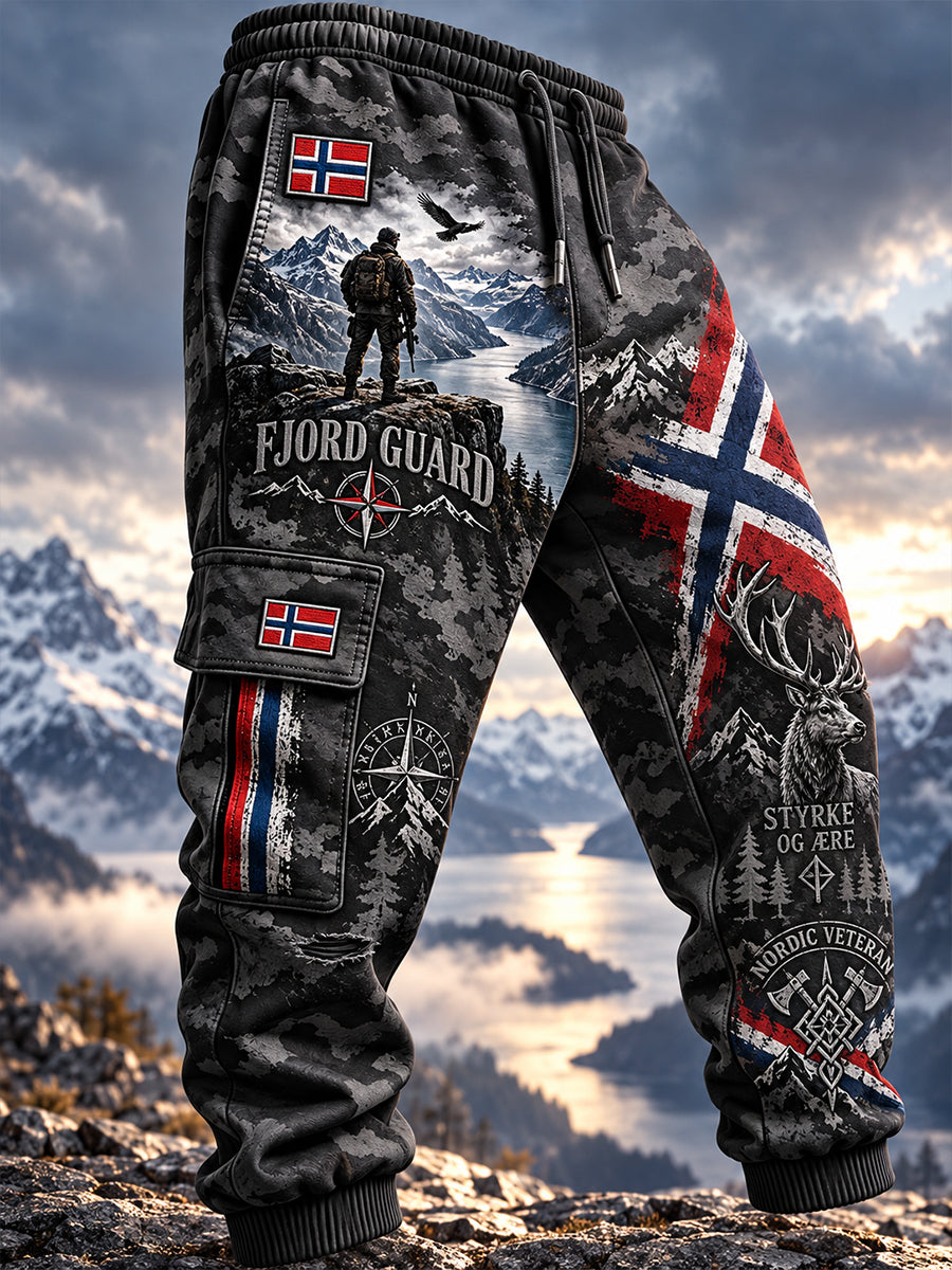 Herrelange lastebukser med militært inspirert grafisk trykk