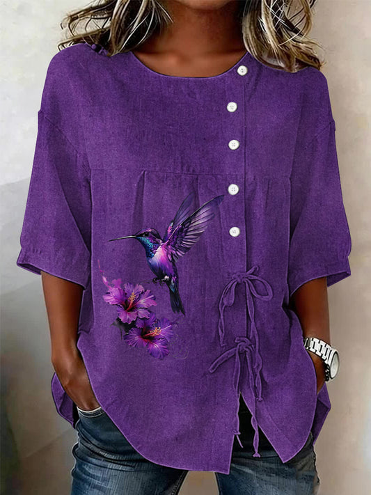 Damebluse med plantemotiver og blomster, knappet og i lindåbning