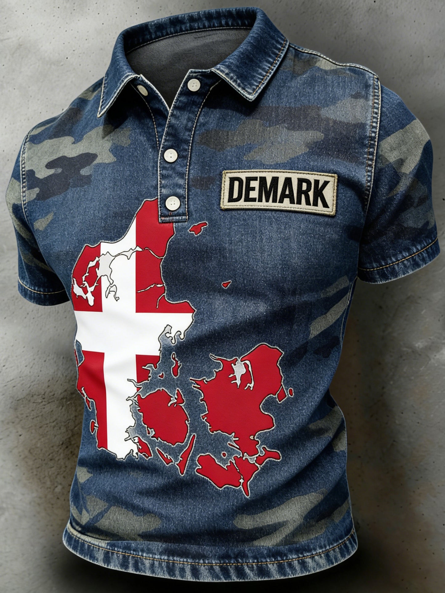 Herrepolo med camouflageindslag og kunstnerisk print med det danske flag som tema