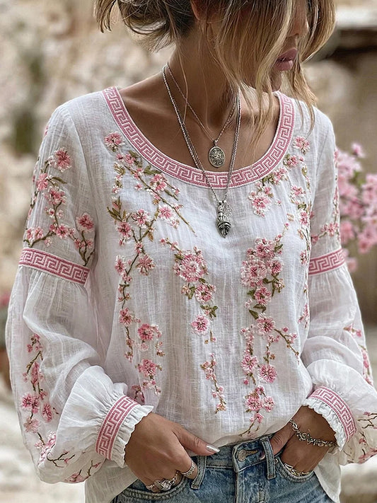 Kvinders vintagestil, afslappet top i bomuld og hør med broderede blomster og printet patchwork