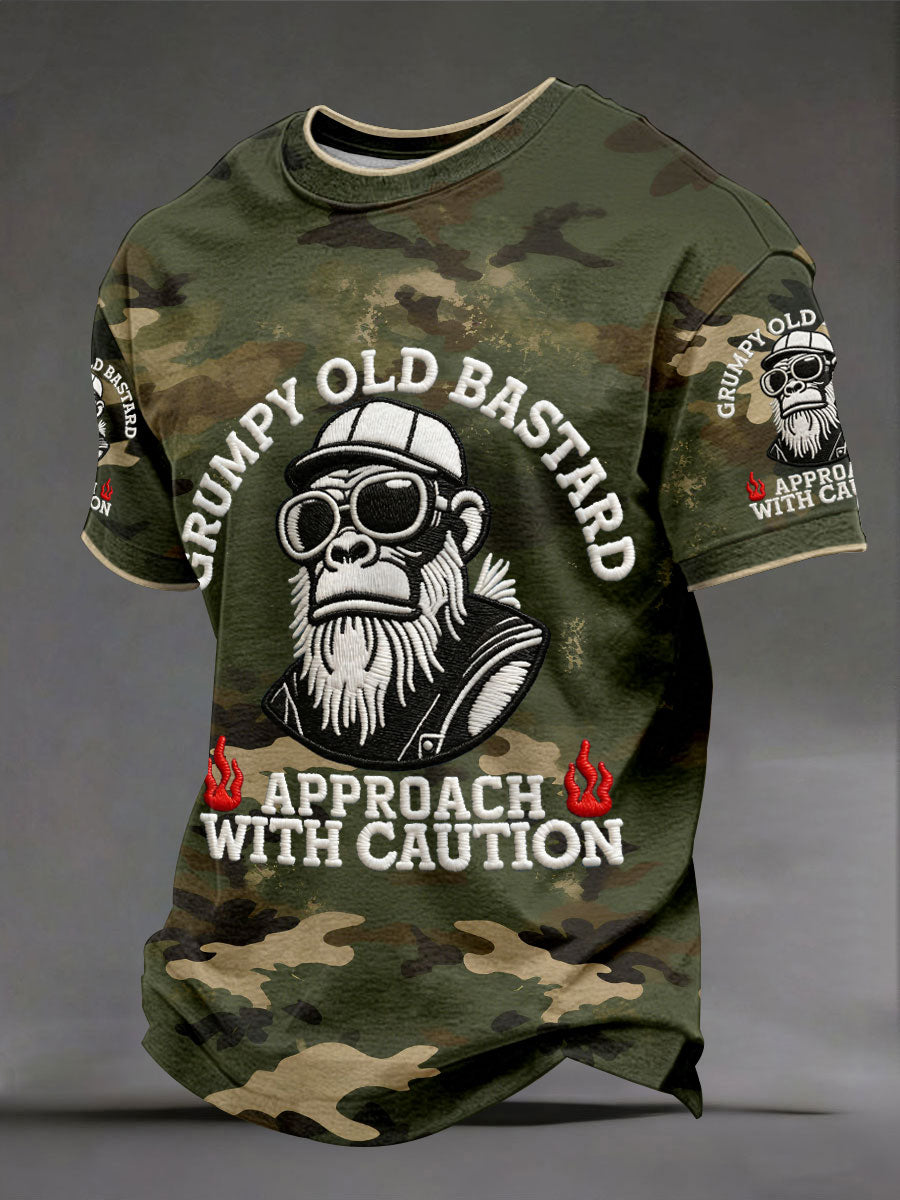 Mænds 'grumpy gamle bastard tilgang med forsigtighed' T-shirts