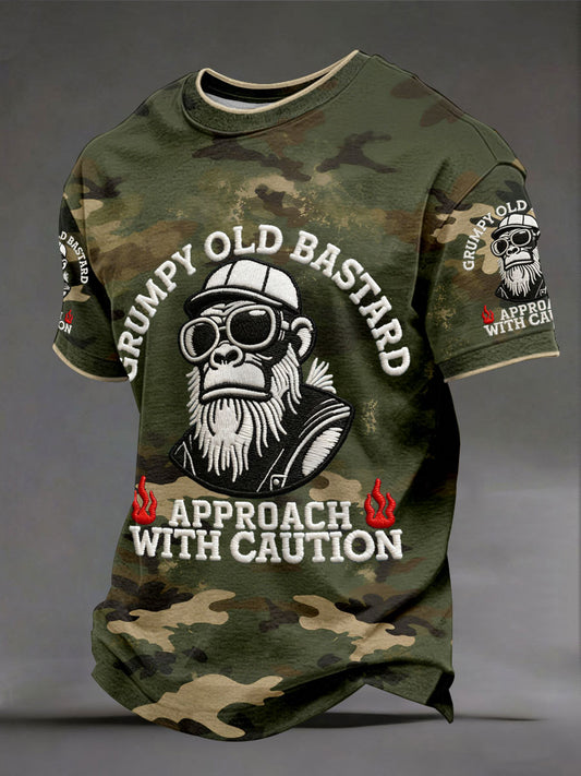 Mænds 'grumpy gamle bastard tilgang med forsigtighed' T-shirts