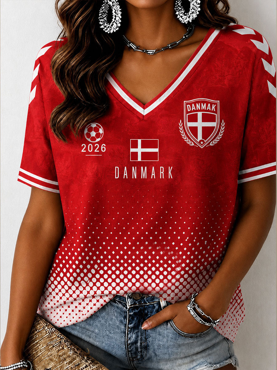 Dames fodbold-T-shirt fra Danmark med V-hals og afløsnede skuldre samt korte ærmer