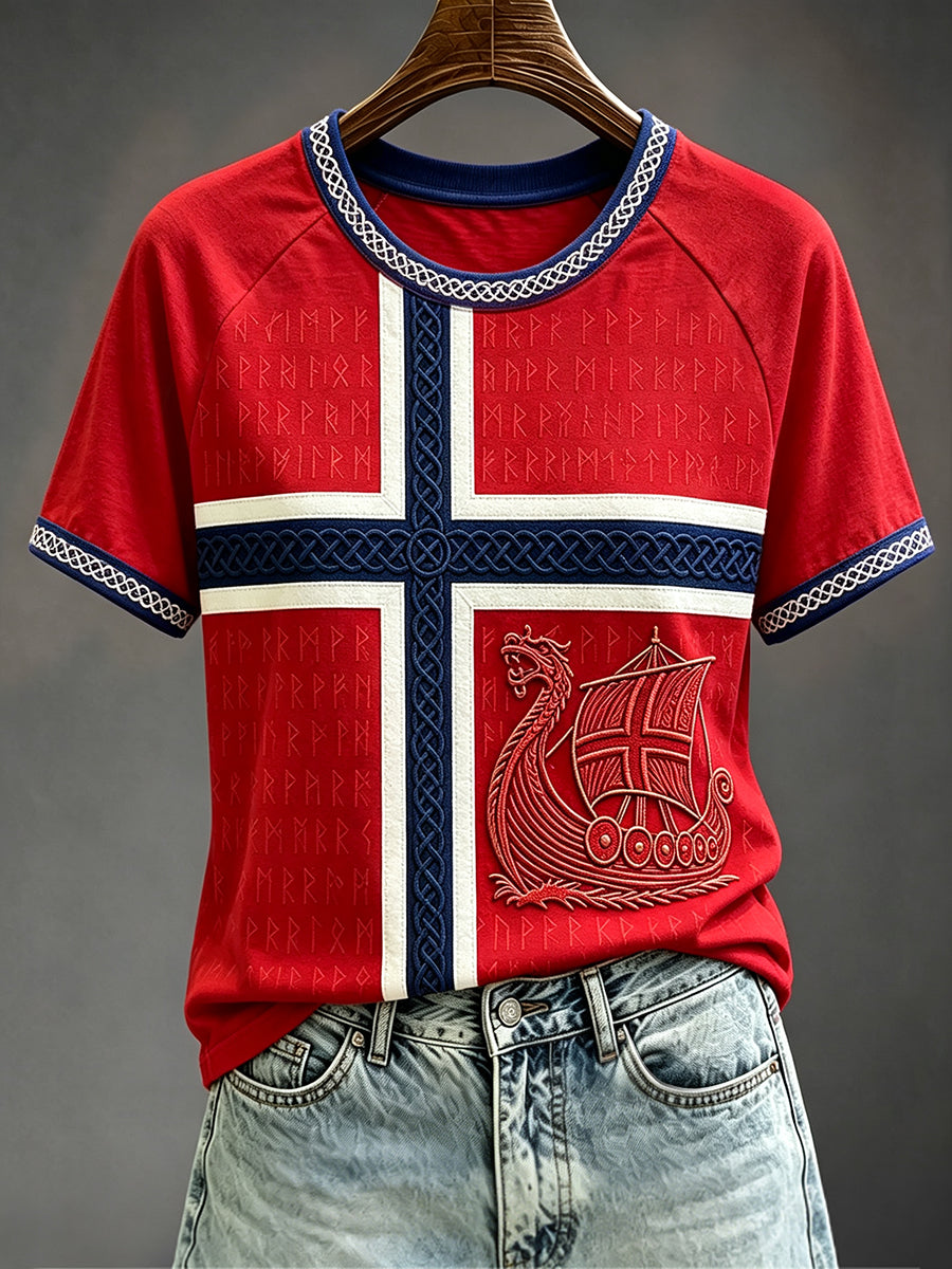 Dame-T-skjorte med rund hals og korte ermer, trykk av vikingruner og det norske keltiske flagget