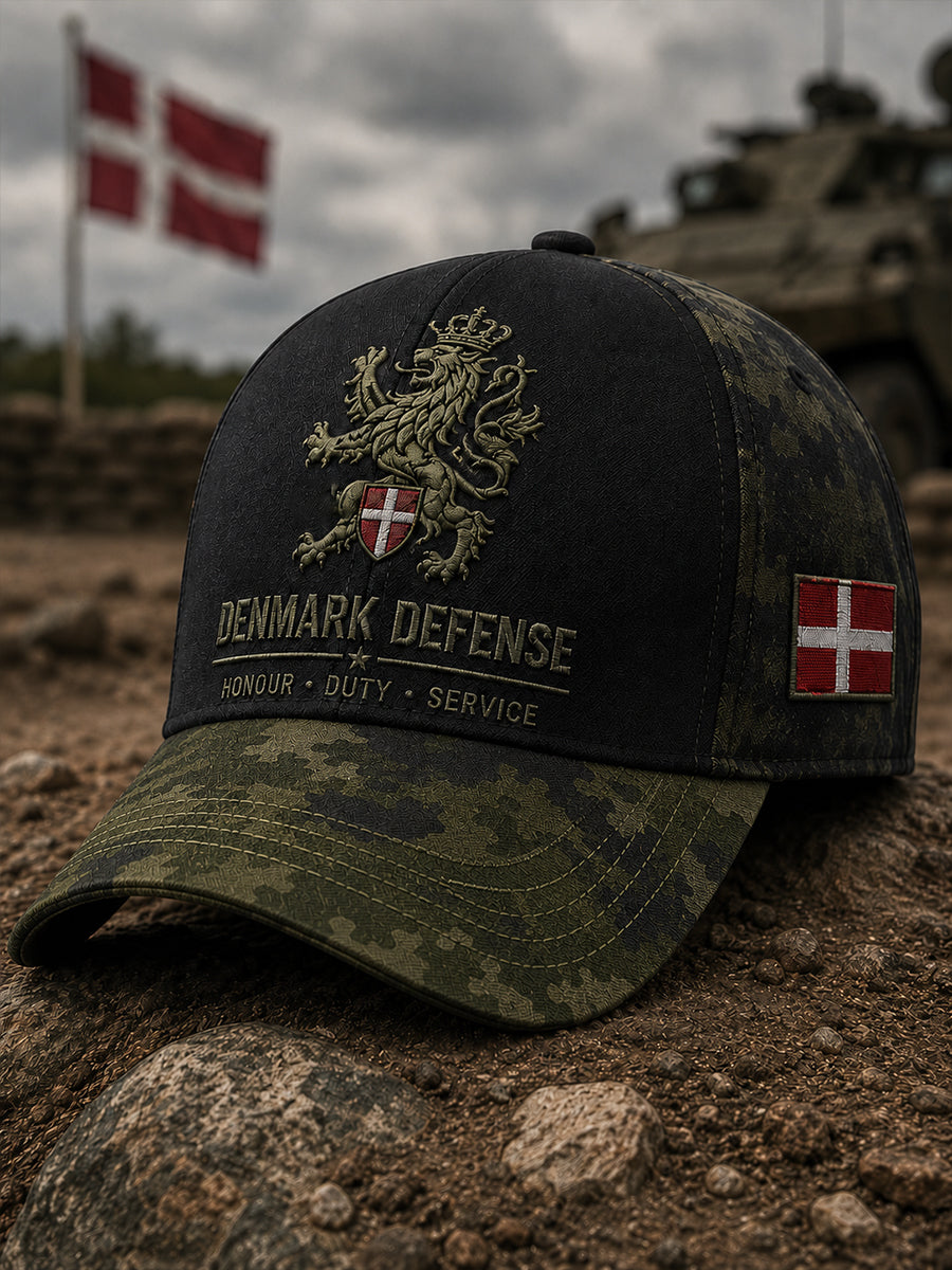 Hat med militærmotiv i vintagestil