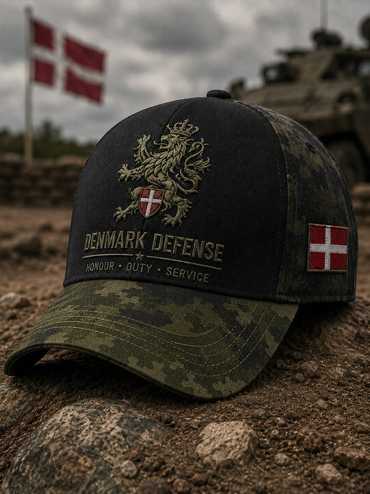 Hat med militærmotiv i vintagestil
