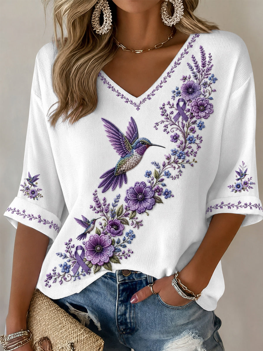 Dame-T-shirt med lilla blomster- og kolibri-print, halværmede ærmer og V-udskæring til støtte for alzheimersbevidsthed