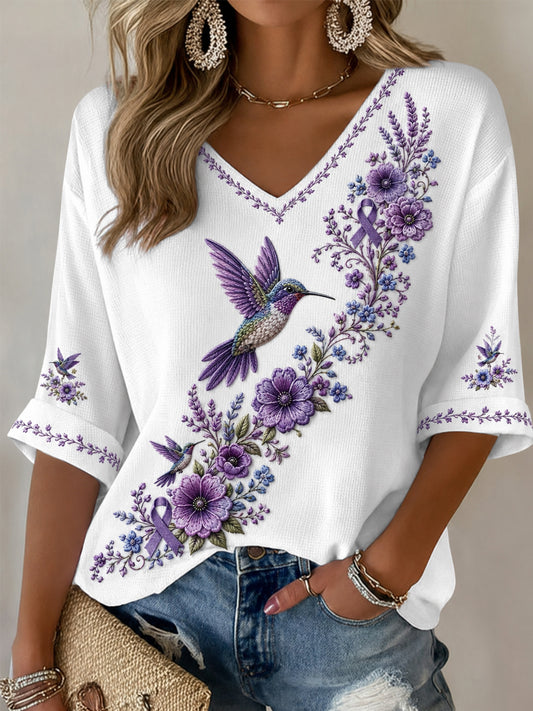 Dame-T-shirt med lilla blomster- og kolibri-print, halværmede ærmer og V-udskæring til støtte for alzheimersbevidsthed
