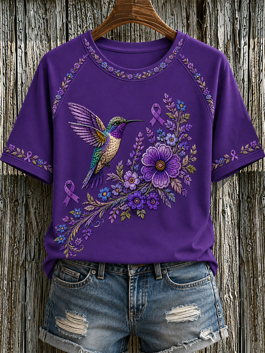 Dame-T-shirt med lilla blomster- og kolibriprint til støtte for alzheimers-ophid­sels­es­kam­pa­gnen