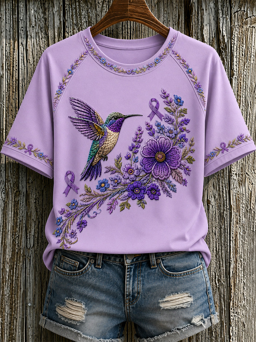Dame-T-shirt med lilla blomster- og kolibriprint til støtte for alzheimers-ophid­sels­es­kam­pa­gnen