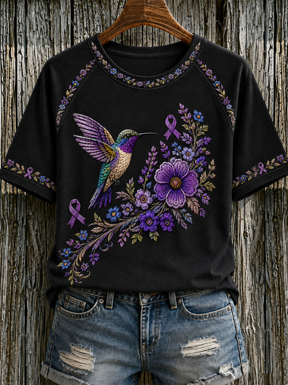 Dame-T-shirt med lilla blomster- og kolibriprint til støtte for alzheimers-ophid­sels­es­kam­pa­gnen