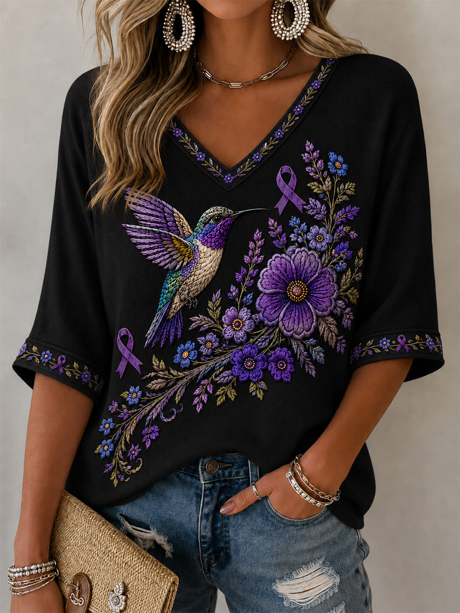 Dame-T-shirt med lilla blomster- og kolibri-print til støtte for alzheimers-håndteringen, med V‑udskæring