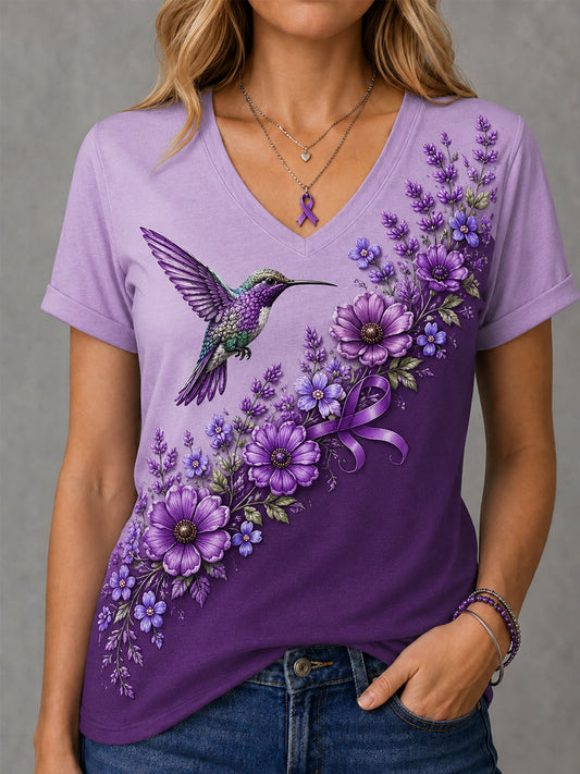 Dame-T-shirt med lilla blomster- og kolibri-print til støtte for alzheimers-håndteringen, med V‑udskæring