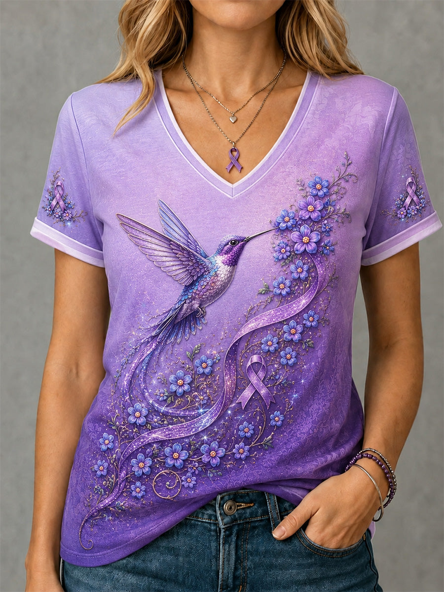 Dame-T-shirt med lilla blomster- og kolibri-print til støtte for alzheimers-håndteringen, med V‑udskæring