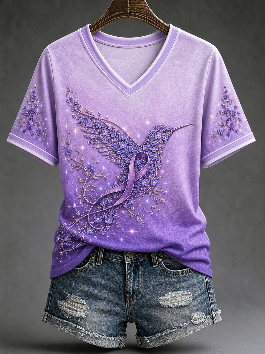 Dame-T-shirt med lilla blomster- og kolibri-print til støtte for alzheimers-håndteringen, med V‑udskæring