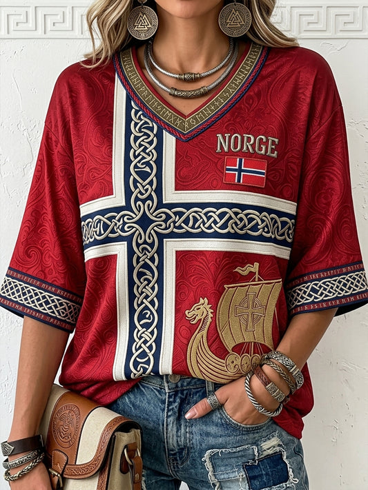 Dame-T-skjorte med nordisk vikingskipsmotiv, runetekster, middellange ermer og V-utringning