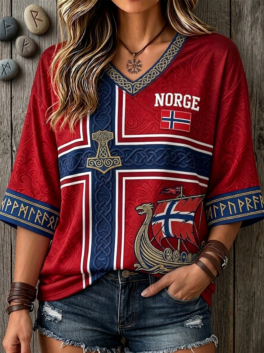 Damelag med nordisk vikingskinnmønster og flaggtrykk, t-skjorte med middellange ermer og V-utringning