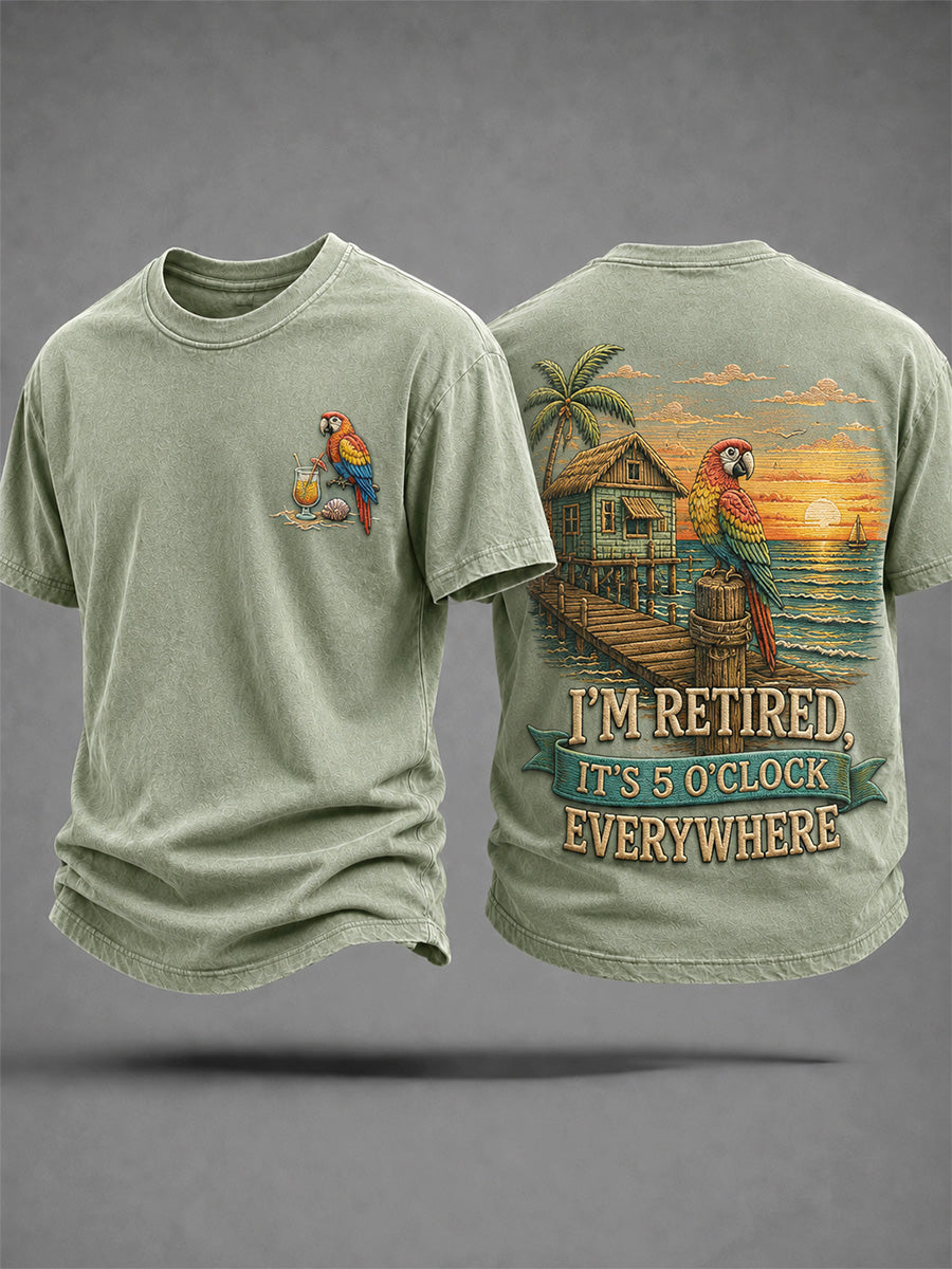 Herre T-shirt med uformelt papegøjeprint og teksten „Jeg er pensioneret – det er klokken 17 alle steder“