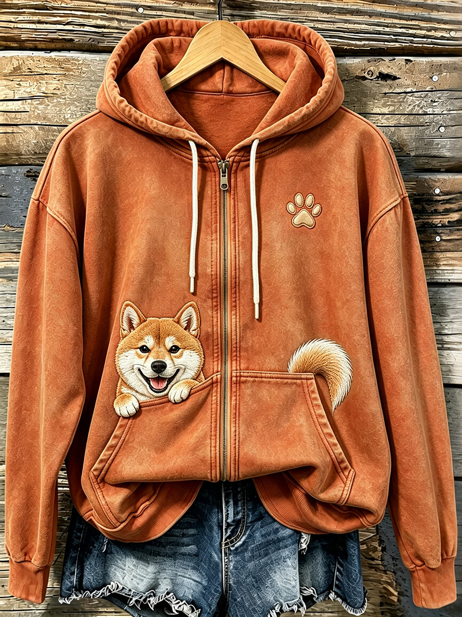Kvinner tittende Shiba Inu og taster i trykk