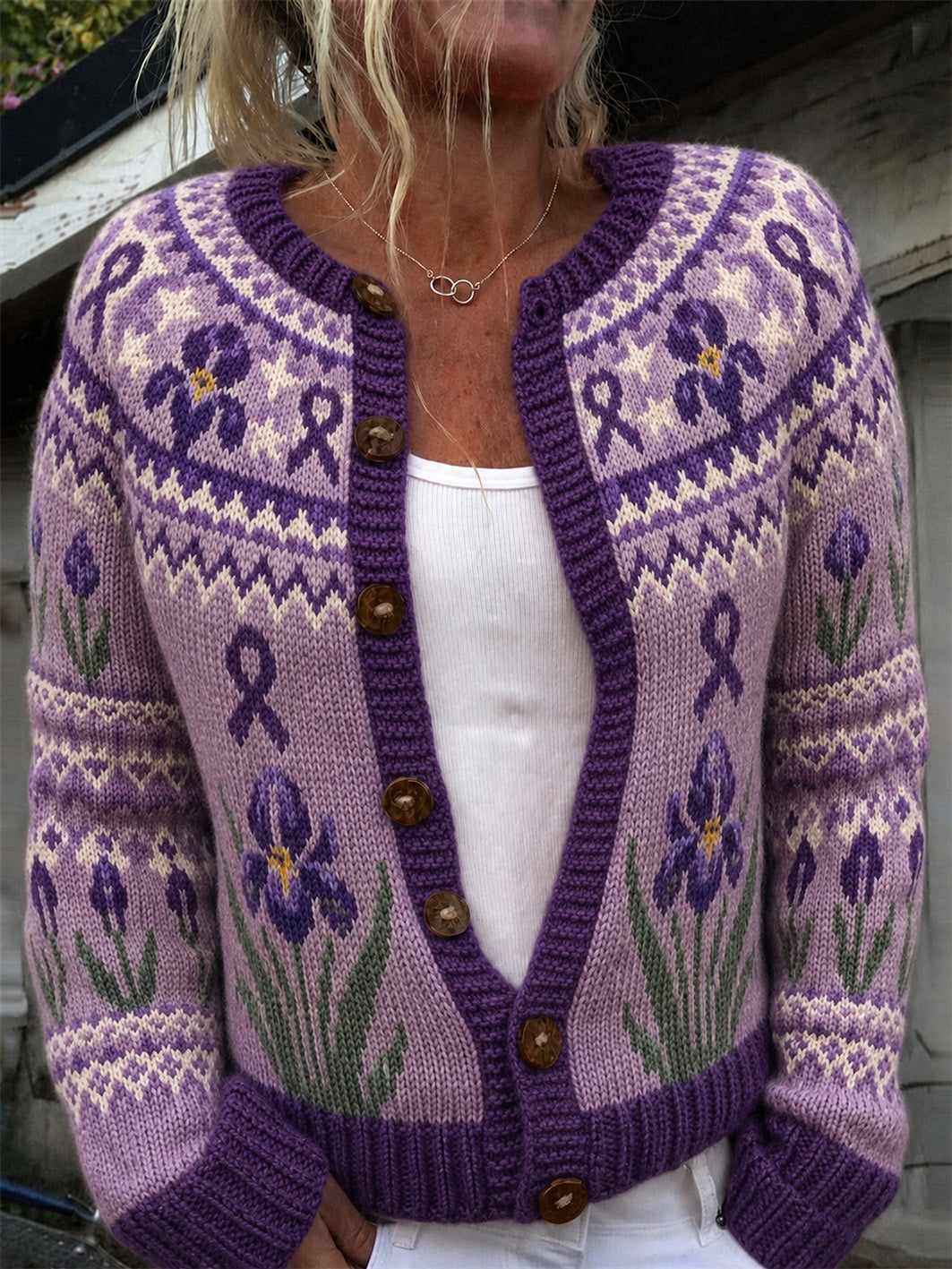 Damestrikjakke i cardiganstil med print af lilla blomster og lilla velgørenhedsbånd til hverdagsbrug
