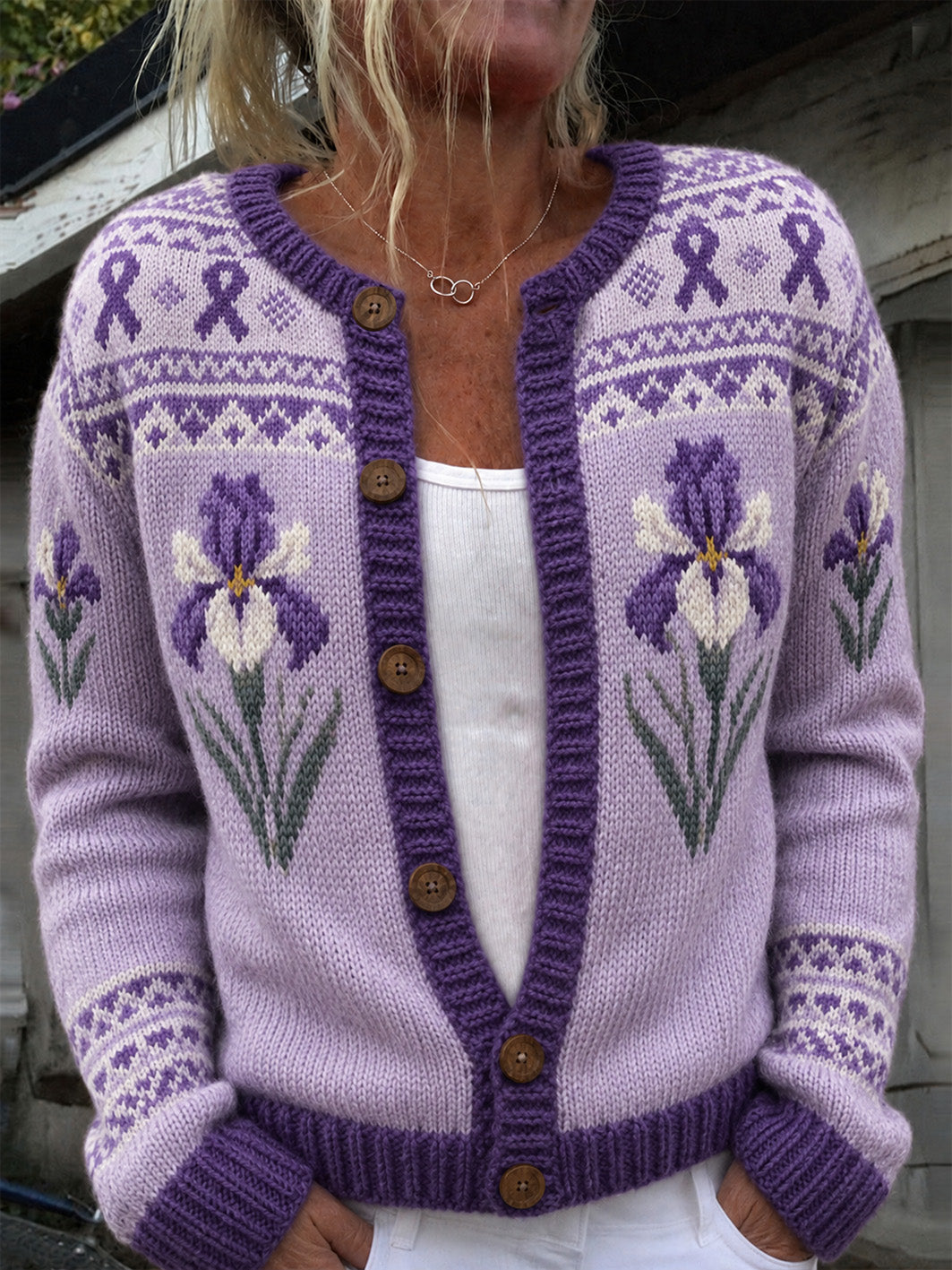 Damestrikjakke i cardiganstil med print af lilla blomster og lilla velgørenhedsbånd til hverdagsbrug