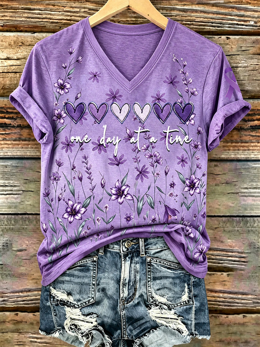 Dame-T-shirt med lilla blomster- og Alzheimers-holdningsprint og V-udskæring