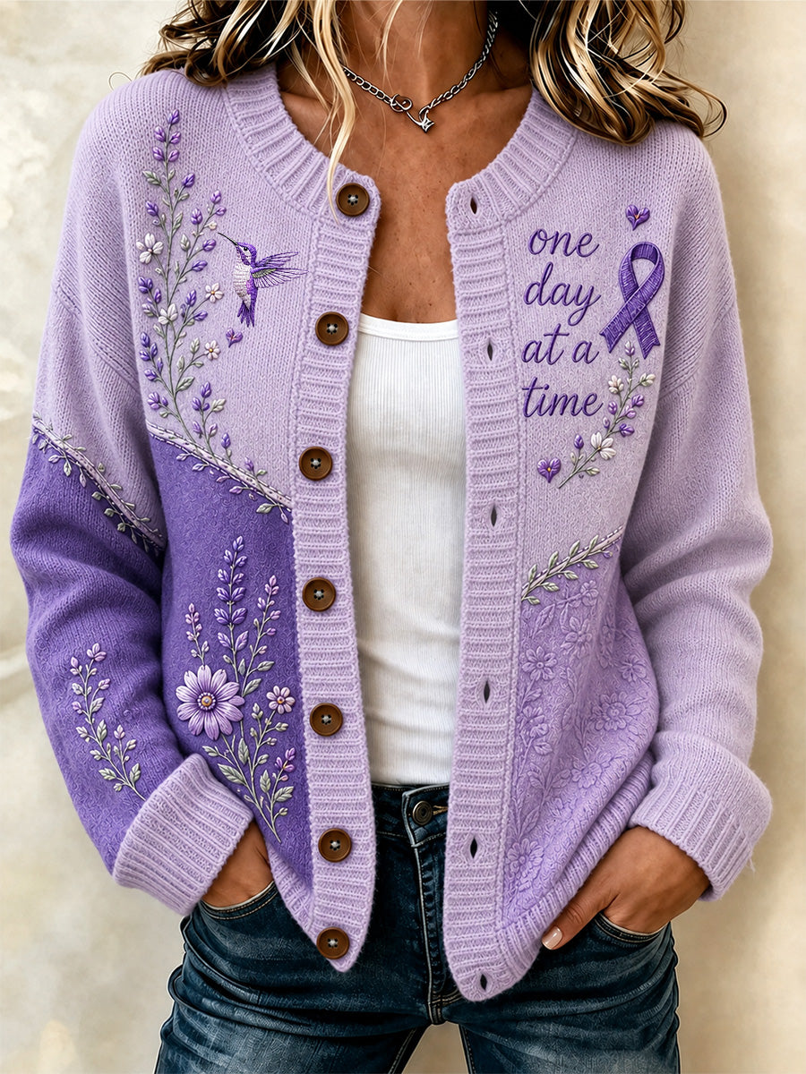 Damecardigan med lilla blomster- og Alzheimers-bevidsthedsprint