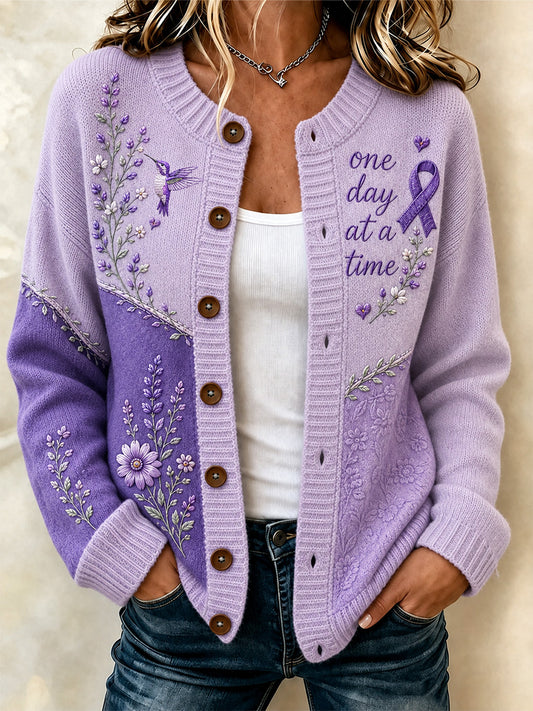 Damecardigan med lilla blomster- og Alzheimers-bevidsthedsprint
