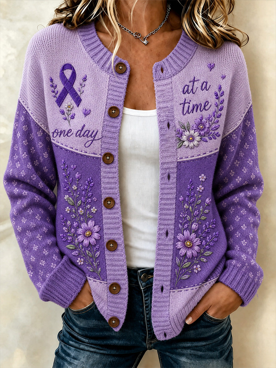 Damecardigan med lilla blomster- og Alzheimers-bevidsthedsprint