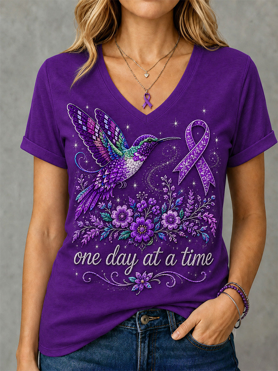 Dame-T-shirt med lilla blomster- og kolibri-print til støtte for alzheimers-bevidsthed, med V-udskæring