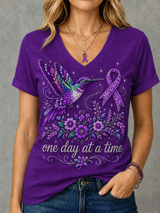 Dame-T-shirt med lilla blomster- og kolibri-print til støtte for alzheimers-bevidsthed, med V-udskæring