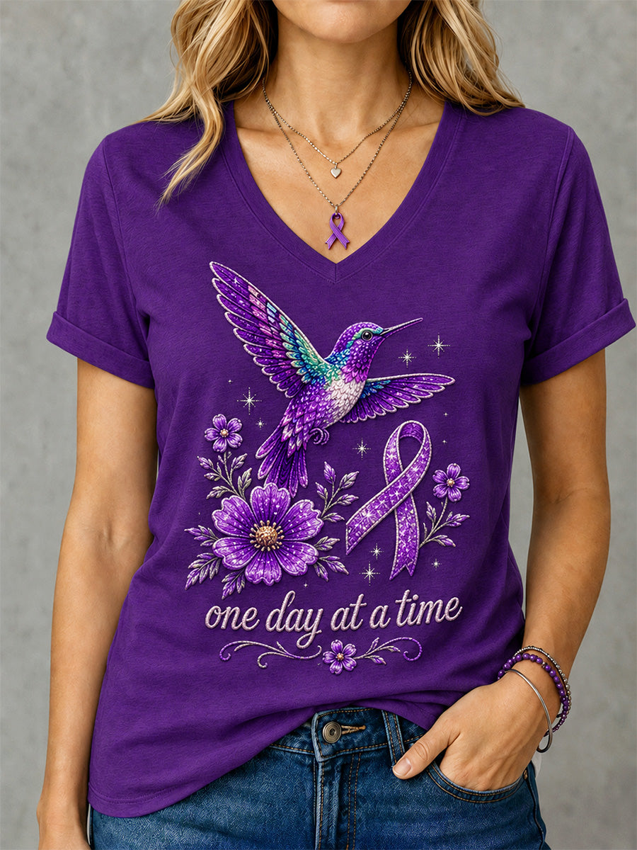 Dame-T-shirt med lilla blomster- og kolibri-print til støtte for alzheimers-bevidsthed, med V-udskæring