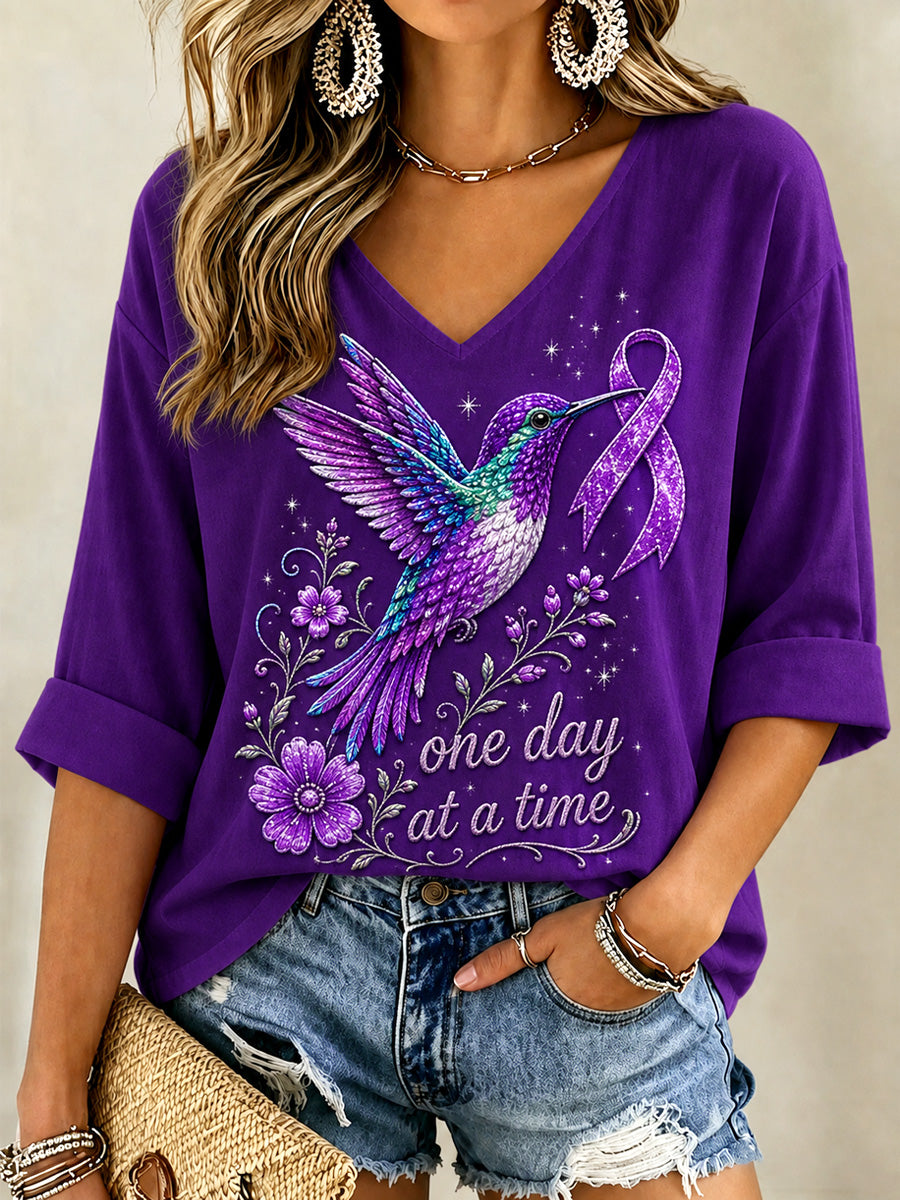 Dame-T-shirt med lilla blomster- og kolibri-print til støtte for alzheimers-bevidsthed, med V-udskæring