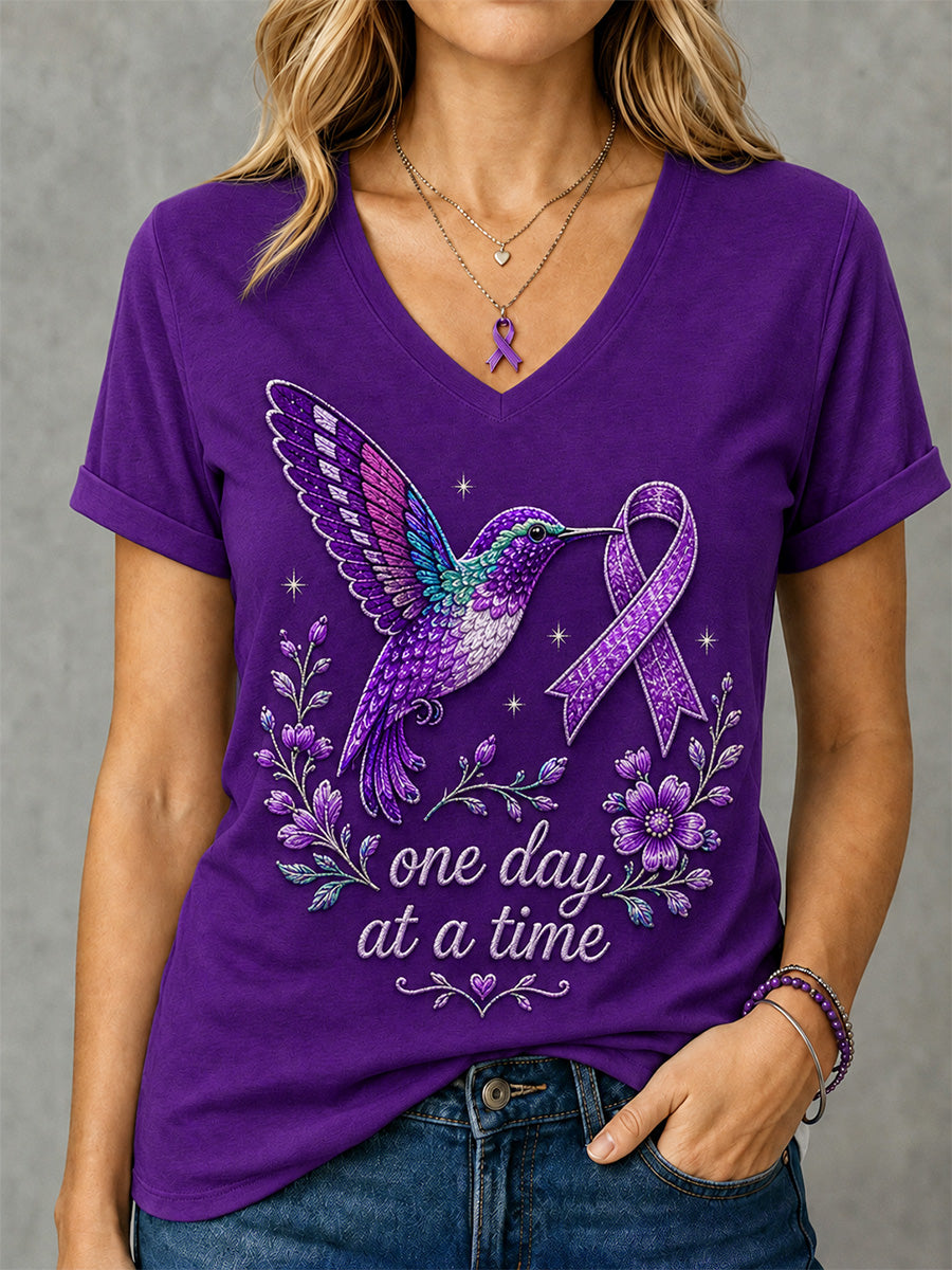 Dame-T-shirt med lilla blomster- og kolibri-print til støtte for alzheimers-bevidsthed, med V-udskæring