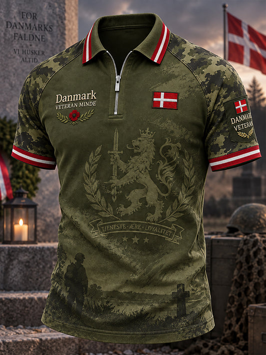 Mænds vintage poloshirt med veteranmotiv, korte ærmer og lynlåslukning i fronten