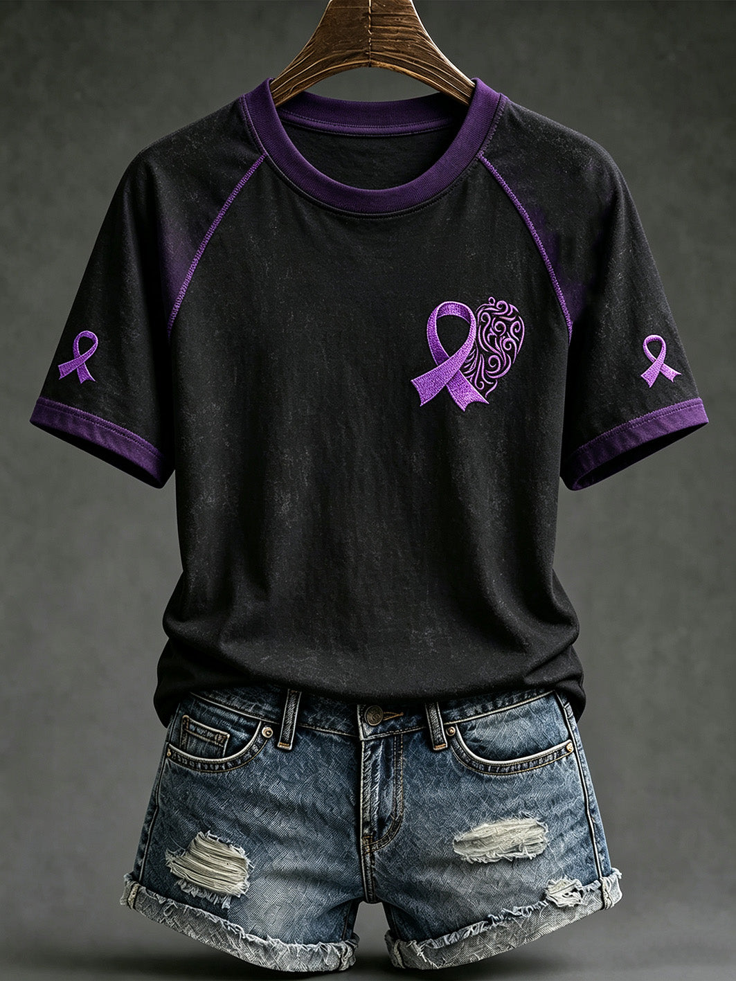 Dame T-shirt i lilla med anti-cancer-motiv, afslappet stil og korte ærmer