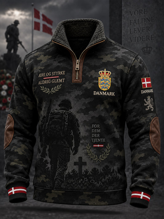 Herretrøje med lange ærmer og halvhøj krave, udstyret med en hæderspræget camouflage-tryk med veteranmotiv.