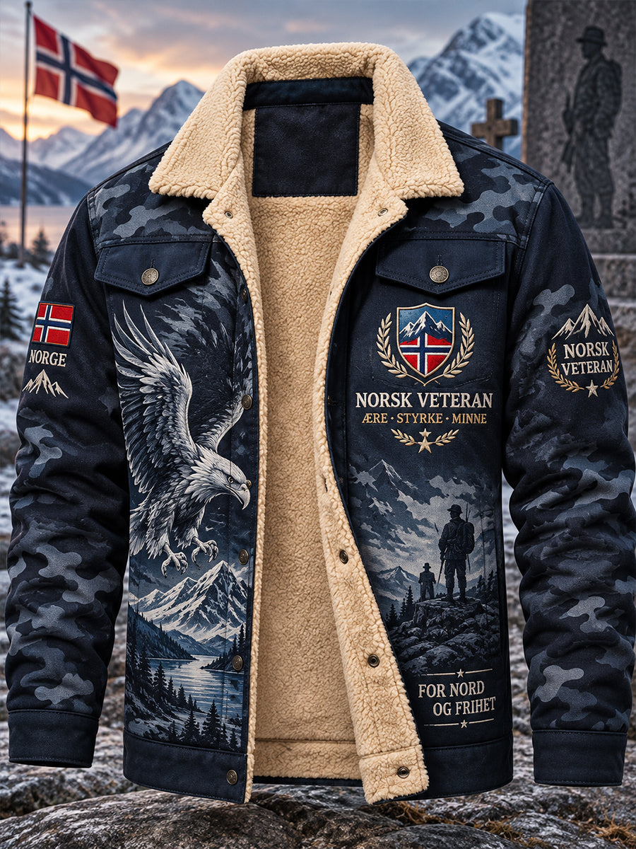 Menneskjakke med militær camouflage og grafiske minnetrykk