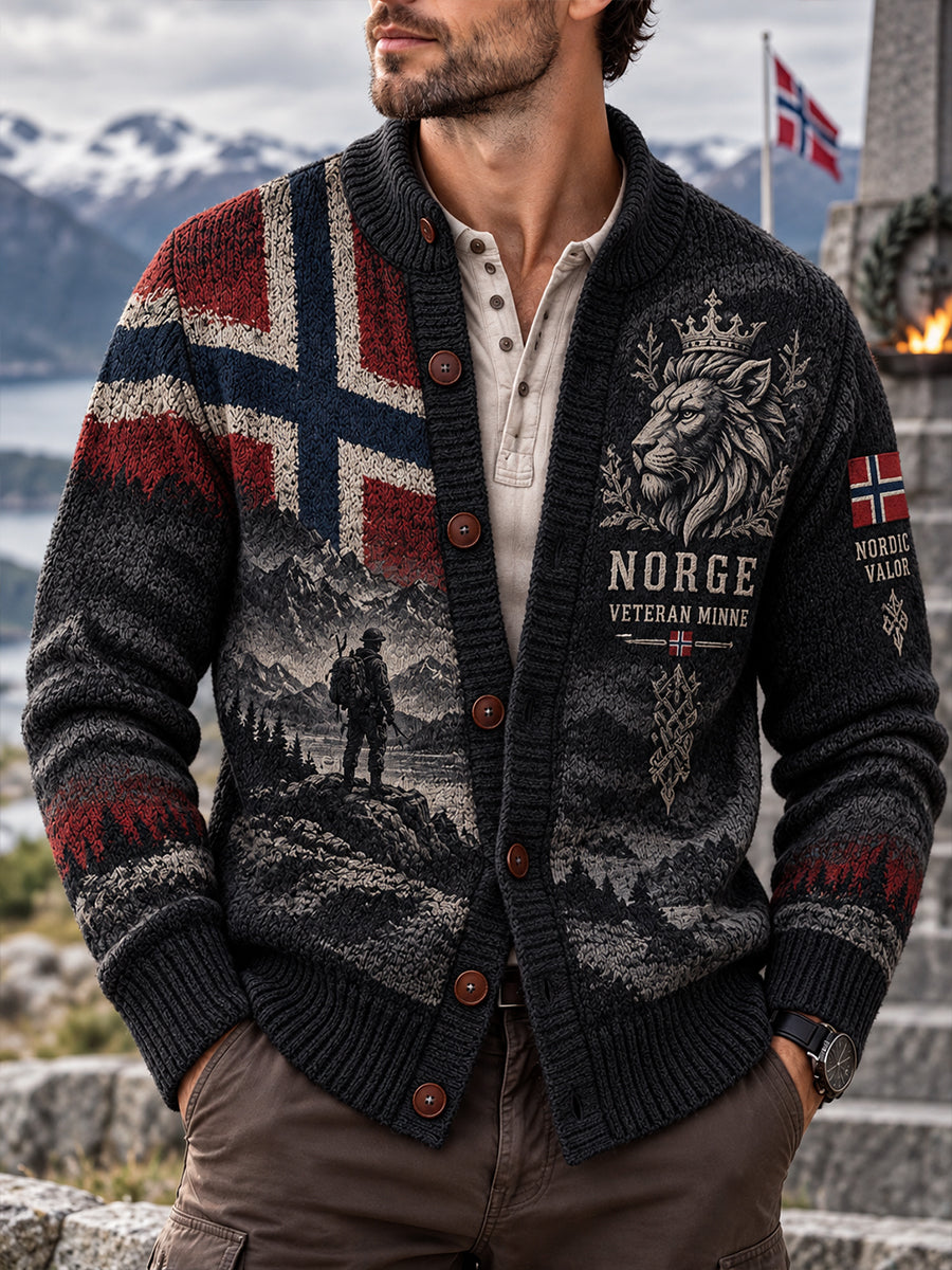 Herrestrikket cardigan med militærintspirasjon og grafisk design